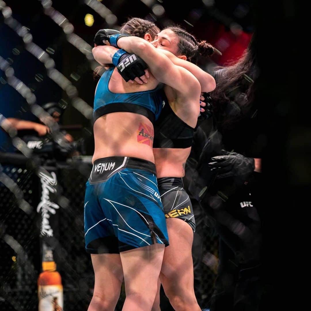 マッケンジー・ダーンのインスタグラム：「What it really means ❤️🤜🏼🤛🏼  So much respect for this woman and mommy @ninaansaroff ! Thank you for this moment! Respect and humility always!」