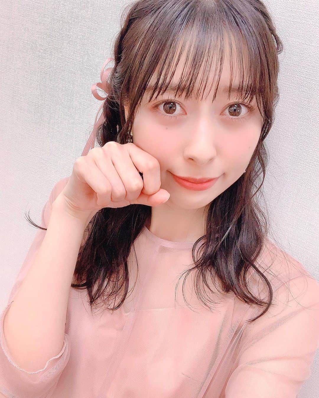 近藤玲奈のインスタグラム：「デビューシングル『桜舞い散る夜に』発売記念イベントin名古屋&大阪🌸﻿ ﻿ 2日間本当にありがとうございました💓﻿ ﻿ まず、アニメイト大阪日本橋O.N.SQUAREさんでのミニライブを含めたイベントでは、1stLIVE以降のデビュー曲歌唱お披露目だったのでかなり緊張しましたが、本当にみなさんが笑顔で優しく見守ってくれて、こんなに素敵なみなさんに巡り会えた私はすごく幸せ者だなと感じ、心を込めて楽しく歌わせていただくことができました🌸🌈﻿ ﻿ リッスンクイズはもうほんっとうに爆笑だった！😂﻿ ﻿ 私のヤギの鳴き声酷かったよね笑🐐﻿ もっとかわいいヤギ来ると思ってたよねごめんね🤣笑﻿ ﻿ お話し会イベントでは、一人一人のファンの方とたっぷりお話ができてすっごく嬉しかったです！！✨﻿ ﻿ みなさんがそれぞれ、ご自身の言葉で、丁寧に感想を伝えてくれて、感動しました😭﻿ ﻿ もっと話していたいよ〜！って思うくらい時間があっという間に過ぎてしまった…！！﻿ ﻿ みなさんの素敵な言葉を思い出してたら、この文章を書きながら泣きそうになっている笑(最近私涙脆すぎない？大丈夫？)﻿ ﻿ 初めて私に会いに来てくれた方、お久しぶりの方、何度もループしてくれた方…etc﻿ ﻿ みんなみんな、私の大切な存在。﻿ ﻿ ありがとう！！大好きだよ！！！！﻿ ﻿ そして、ご協力いただいた店舗のスタッフさんにも感謝の気持ちでいっぱいです！﻿ ﻿ 温かく迎えてくださり、本当にありがとうございました✨﻿ ﻿ 来週は東京でのイベントです🌟﻿ ﻿ またみなさんにお会いできるのを楽しみにしています😊🌸﻿ ﻿ P.S﻿ メイクさんがオススメしてくれた、りくろーおじさんのチーズケーキをゲットしました🧀﻿ ﻿ #桜舞い散る夜に﻿ #Listen真夜中の虹﻿ #近藤玲奈﻿」