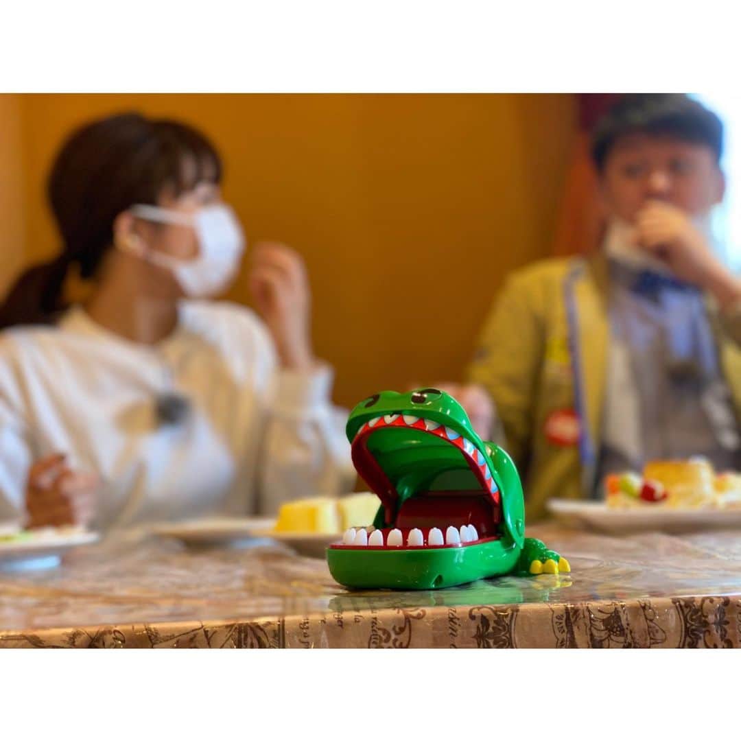 川村茉由さんのインスタグラム写真 - (川村茉由Instagram)「今日はKATCHのまちなま生放送🎵  (正式タイトル【「KATCHまち自慢」 あなたのまちのどこかの場所で、 1日3回生中継をしちゃう番組。】)長っっ  刈谷市の松栄町、末広町から 1日3回生中継でした🎤  お邪魔させて頂いたのは… ①知覧 東刈谷分店 ②お菓子工房 スウィーツガーデン ③自家製麺 ら〜めんかり屋  どこもおいしかったなぁ😋❤️  まちなまチームは いつも和気あいあい🥰 毎回楽しい現場の雰囲気が きっと画面越しでも 伝わっているはず…‼︎😊  旦那様になられた酒井くんも より面白さが進化されて…😎👏笑 @sakainaoto1103   今日も楽しかったな〜！ 見てくれたKATCHエリアの皆さん、 ありがとうございました💕  #katch #まちなま #刈谷市 #知覧 #スイーツガーデン #かり屋 #地鶏 #スイーツ #ケーキ #ラーメン」4月11日 23時16分 - mayupi_k