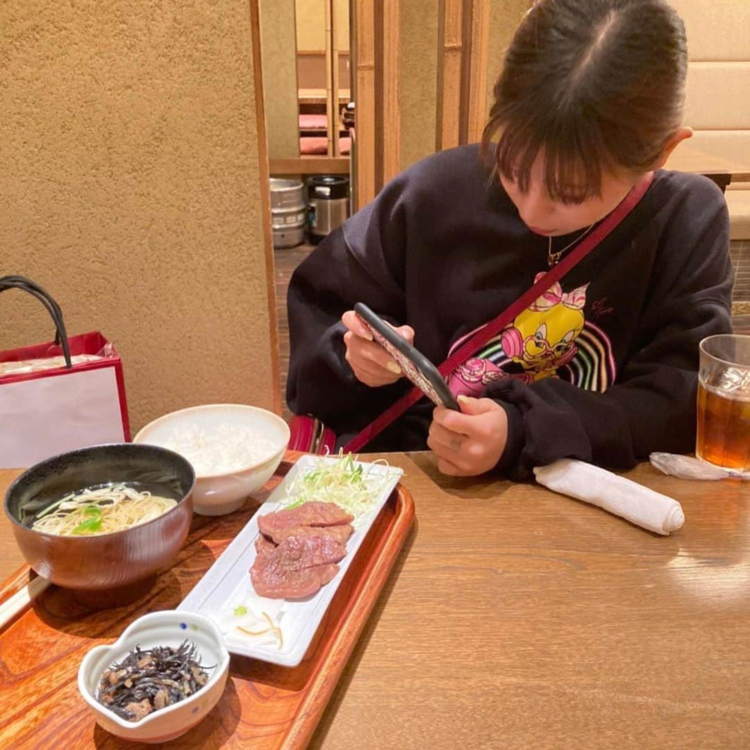 りこぴのインスタグラム：「働くざるもの食うべからず🤧☝🏽」