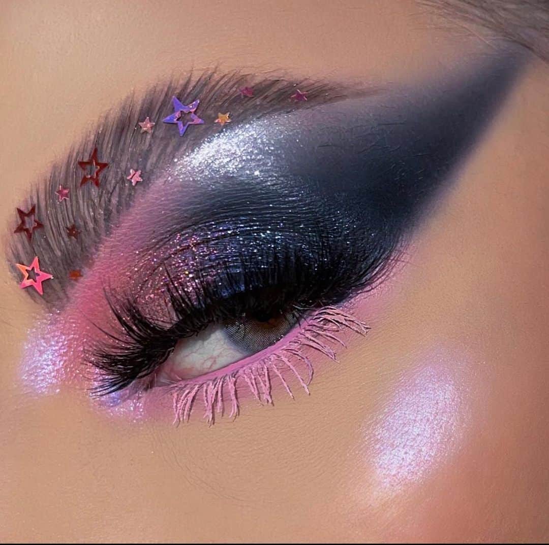 Jeffree Star Cosmeticsさんのインスタグラム写真 - (Jeffree Star CosmeticsInstagram)「Add a little bit of SPARKLE ✨ Makeup slayer @samantha_rose_makeup used our Cremated palette to create this look 💜 - #jeffreestarcosmetics」4月12日 0時00分 - jeffreestarcosmetics