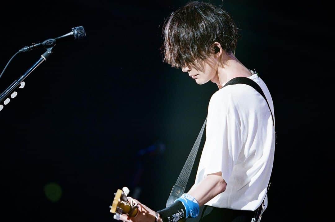 BUMP OF CHICKENのインスタグラム：「Happy Birthday Fuji!!Vo./Gt.藤原基央が42歳の誕生日を迎えました。」