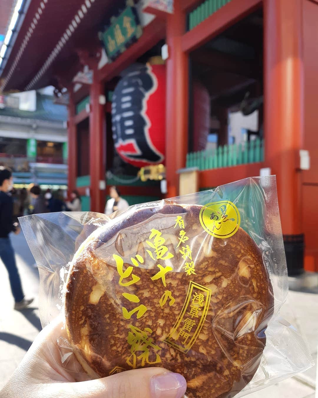 黒坂真美さんのインスタグラム写真 - (黒坂真美Instagram)「Hanging out at Asakusa🎌 . 用事の合間に浅草ぶらり～ . “亀十のどら焼”初めて並んで食べました😋 ケーキみたいにふわふわでとても美味！ お試しあれ～☺️ . #黒坂真美 #kurosakamami  #浅草 #雷門 #亀十 #どら焼き #天ぷらそば  #浅草寺 #asakusa #japan  #😋 #🇯🇵 日本ええとこみんなおいで🧡」4月11日 15時32分 - mamikurosaka_official