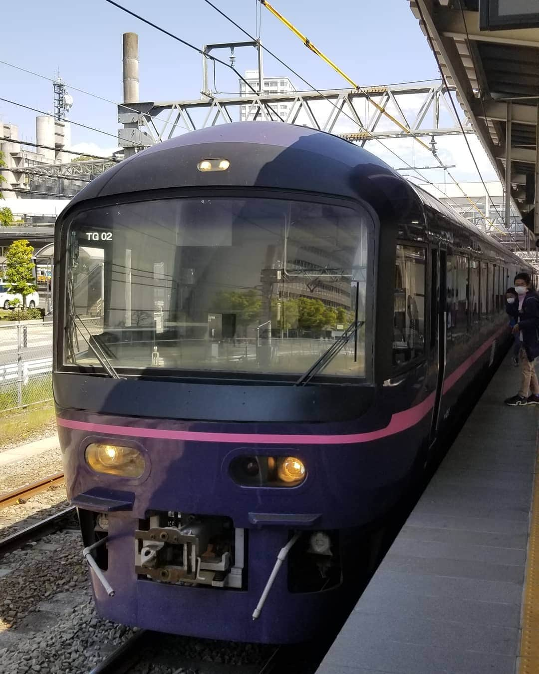 浜辺美波さんのインスタグラム写真 - (浜辺美波Instagram)「かっこいい電車いた🚈 ・ ・ ・ #中央線 #甲府駅 #l4l #f4f #japan」4月11日 16時00分 - lgm_naotan