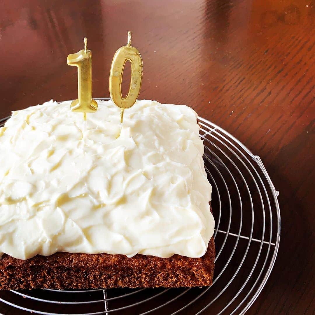 志摩有子さんのインスタグラム写真 - (志摩有子Instagram)「今週のSunday baking。クリームチーズアイシングたっぷりのキャロットケーキを10歳のお祝いに。喜んでくれるかな。  #sundaybaking  #carrotcake  #キャロットケーキ」4月11日 16時03分 - ariko418