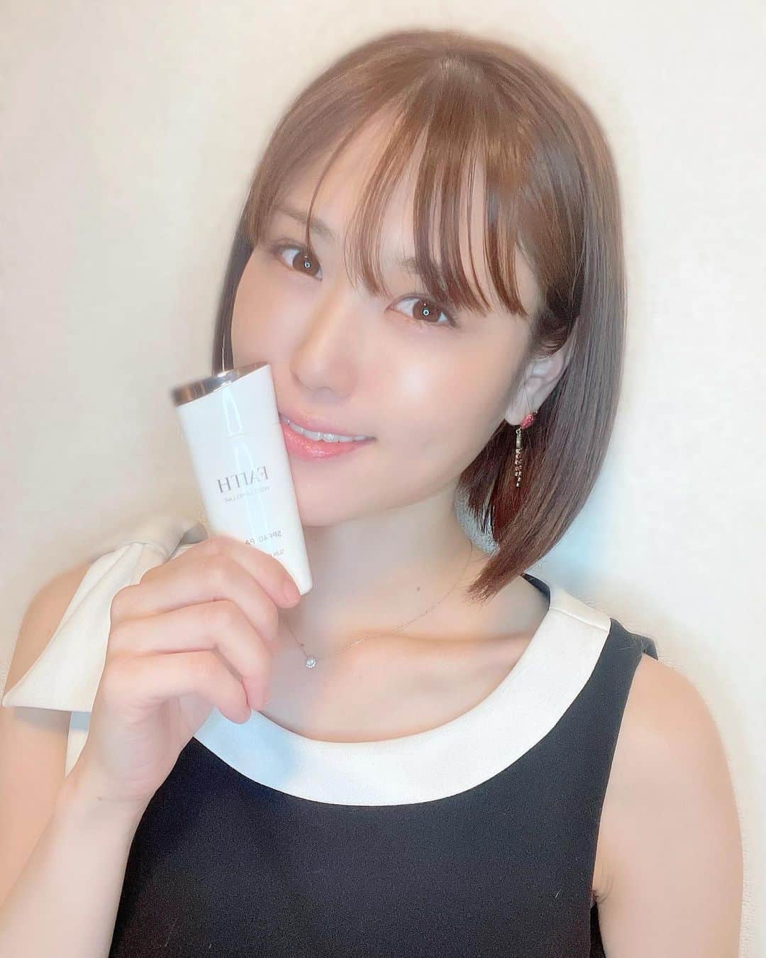 北内みさとのインスタグラム：「〈フェースインシストラメラサンプロテクターエッセンスN〉  ラメラ美容法で知られているフェースの （ブルーライトカット）もできる 日焼け止め美容液✨💖💖  白残りもしにくく美容成分も入ってるので 全身にも✨化粧下地にも✨  なんと！ 〈ブルーライト〉は1番 シミになるみたい｡｡｡😨😨😨  【SPF40 PA＋＋＋】  私は顔には、この上に SPF50＋ PA＋＋＋＋のクリーム 塗って使ってます😋💓  おうちで過ごすときも 使える日焼け止め美容液✨🌿 愛用中😍😍🎀✨  @faithbeauty_official   @yuuna_make_up   #fath #フェース #ラメラ美容法 #日焼け止め #uv #ブルーライトカット #日焼け止めクリーム #uvケア #紫外線対策 #フェース化粧品 #コスメ #コスメ購入品 #コスメレポ #コスメ好き #cosmetics #美容 #美容好きな人と繋がりたい #美容垢 #美容マニア #beauty #instagood #followme」