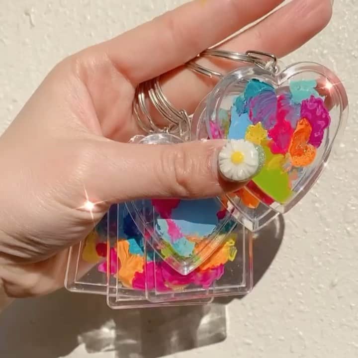 越川萌花のインスタグラム：「🥳💖🌈  mocaparty アクキー制作中♡ 激かわすぎて自分のキーチェーンにもつけた😘  え、可愛すぎない？？🥺🥺💖💖 可愛すぎません？？？？🥺🥺💖💖」