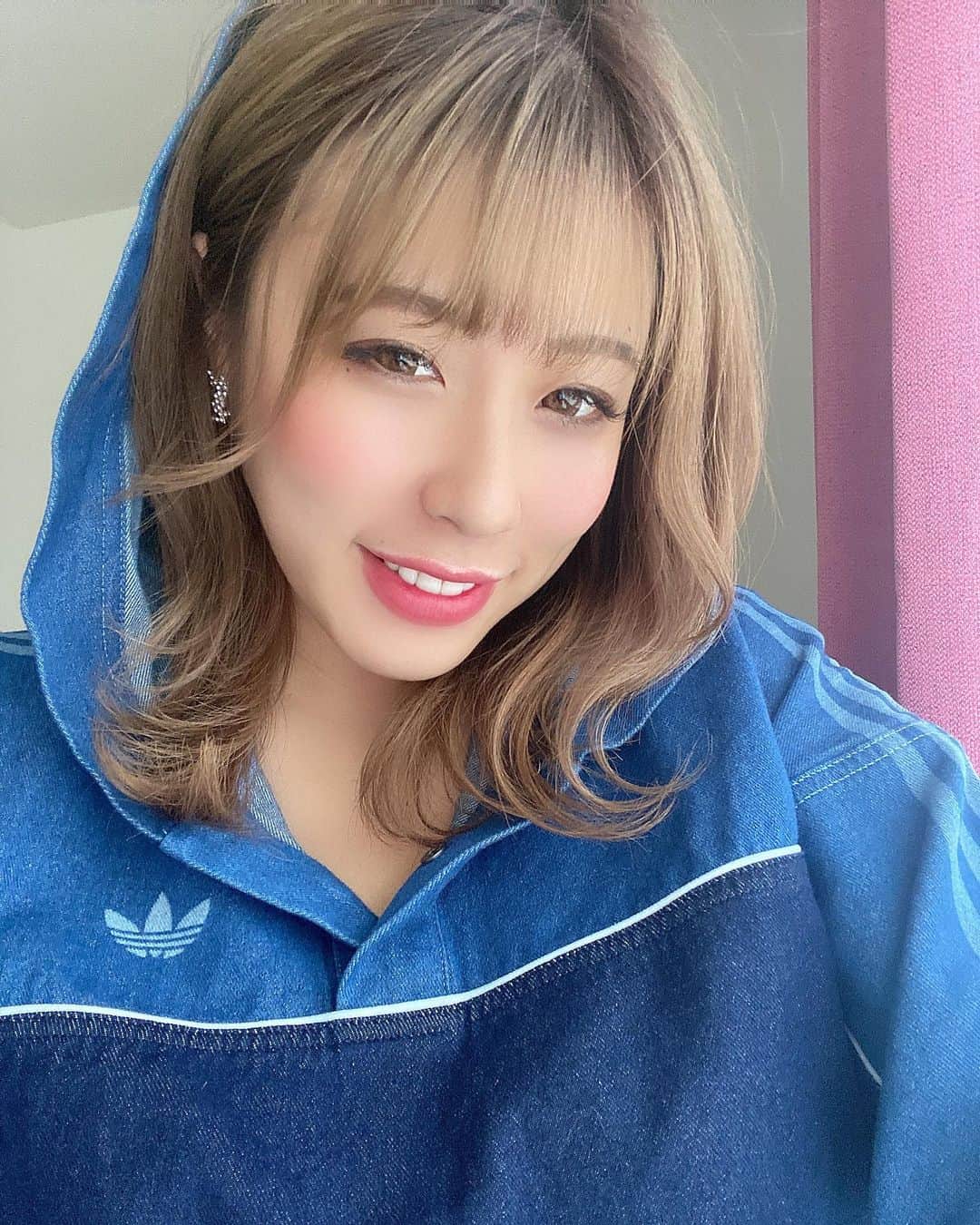 りなのインスタグラム：「久しぶりにお仕事した。  記憶ない😇😇よいちょまる  ピアスなくした死ぬ」