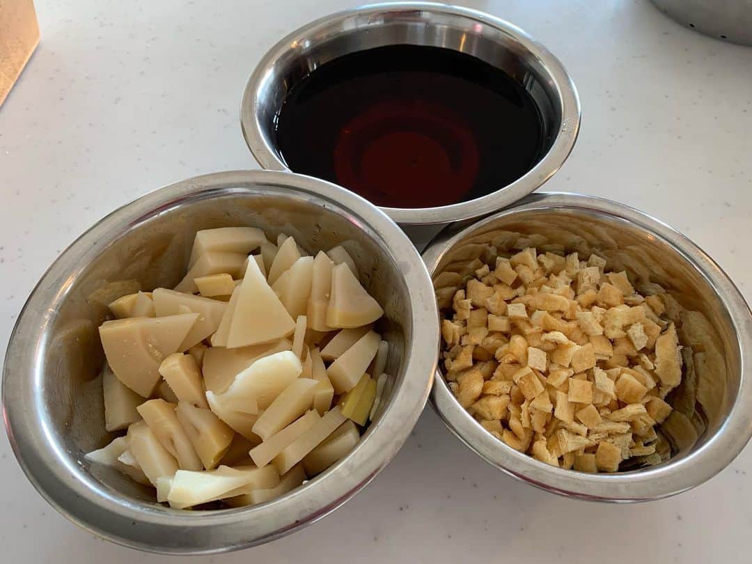 中澤裕子のインスタグラム：「・・  夕飯の下準備。 今夜は筍ご飯。 正しくは 今夜も筍ご飯。  私が大好きな筍ご飯。 昨日炊いたら、 今日も食べたい！ と言ってくれたので☺︎  美味しい筍をお裾分けしてくれた 友だちに感謝です。  #具材はシンプル #筍は贅沢にたっぷりと」