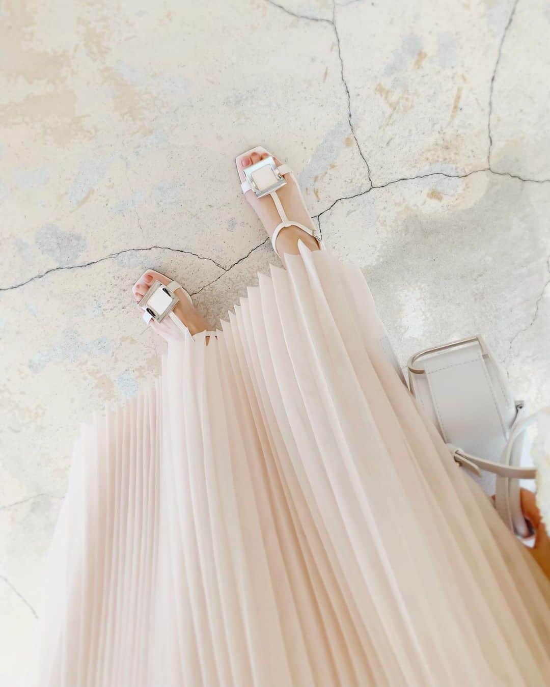 ハンナミのインスタグラム：「white 👡🌞🤍」