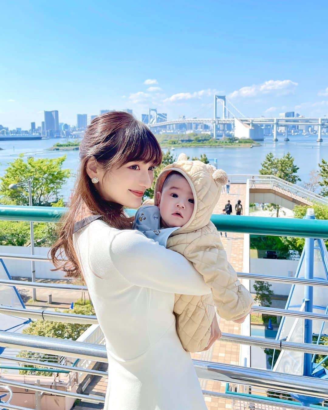のインスタグラム：「とっても良いお天気🧸🤍🤍🤍 ドライブ楽しかったな〜！💭 息子は車に乗るのが好きみたいで、 じっと窓から外を見ているのが可愛すぎるのです👶🏻🪟  #baby#babyboy#babystagram#odaiba#odaibatokyo#お台場#生後6ヶ月#男の子ベビー#男の子ママ#東京ママ#ドライブ#ドライブ日和#レインボーブリッジ」