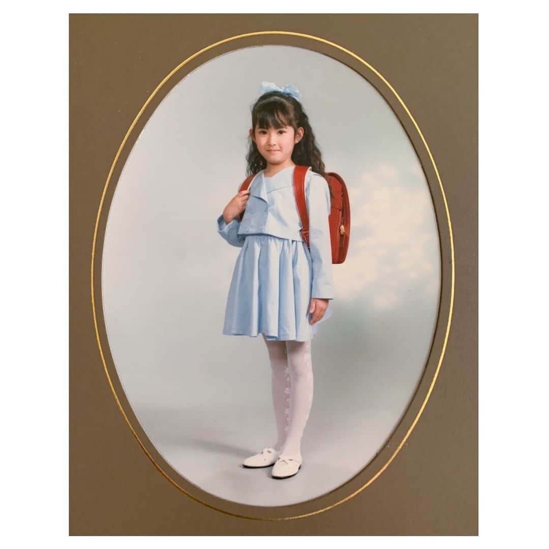 のインスタグラム：「約30年前の入学記念写真、時代のソバージュ！！  甥っ子が先週入園式を迎え、私のスマホには嬉しそうな写真が続々と🤳🏻 自分の頃の事をふと振り返りたくなって、父親に写真を送ってもらいました。  この頃は、女子のランドセルは赤一択(札幌の端の公立校では)。 うちの母親は当時からブラウンが良かったらしい。私もブラウンがいい。 今見ると赤も可愛いけどね。  ちなみにソバージュは幼稚園の年長さんの頃からあてていたそうだ。バブリー。  2枚目👆は、入園記念写真。 4歳のはずなんですが、生意気な目つきしていて笑いました。 口元がすでに今と一緒…  子どもの頃、こういう白タイツをよく履かせてもらってたんですけど、今見ても可愛くてお気に入りです。  みんな入園・入学おめでとう。  #過去pic #子供の頃 #写真館 #記念写真」