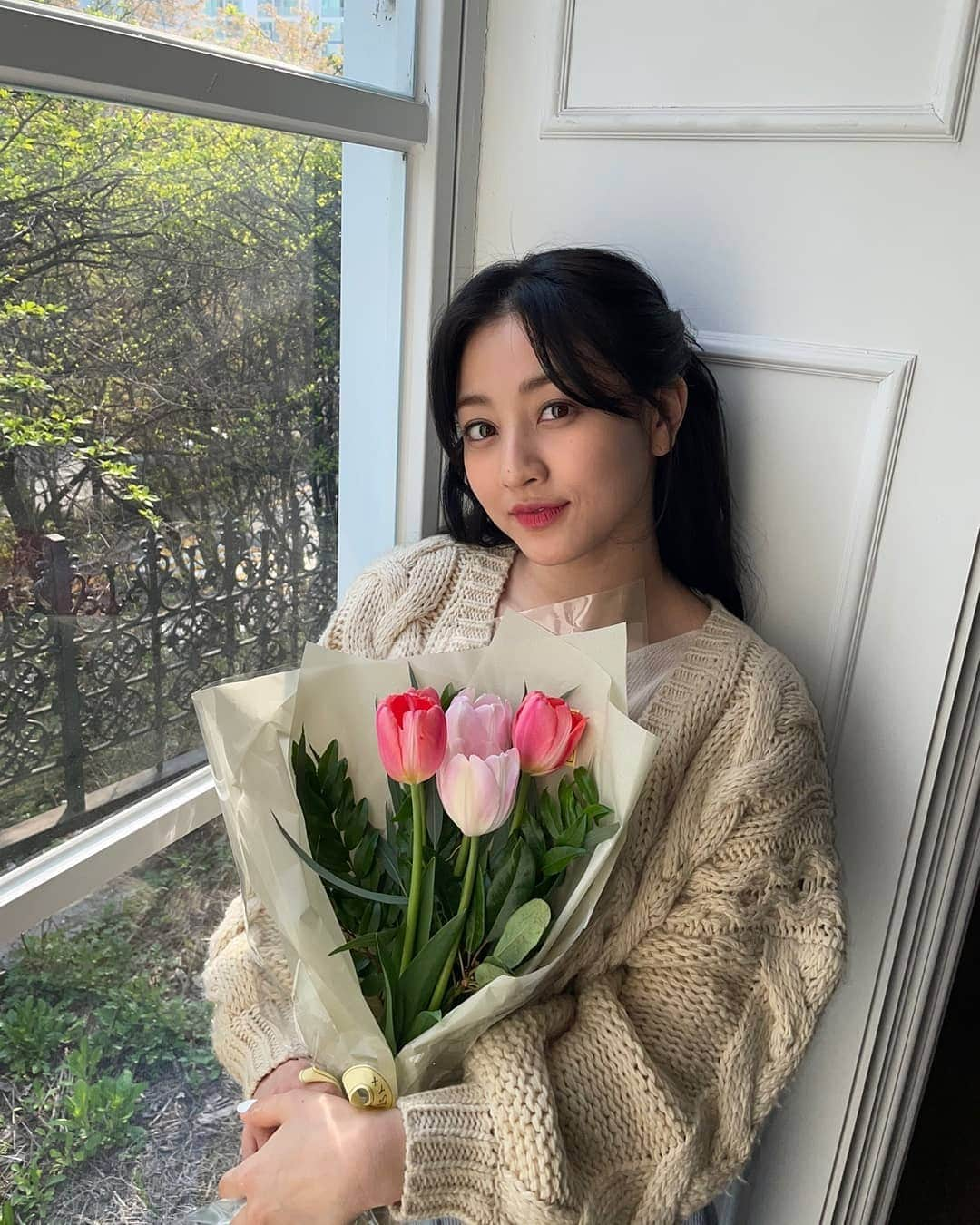 TWICEさんのインスタグラム写真 - (TWICEInstagram)「미나야 고마웡❤️💐헤헤」4月11日 17時07分 - twicetagram