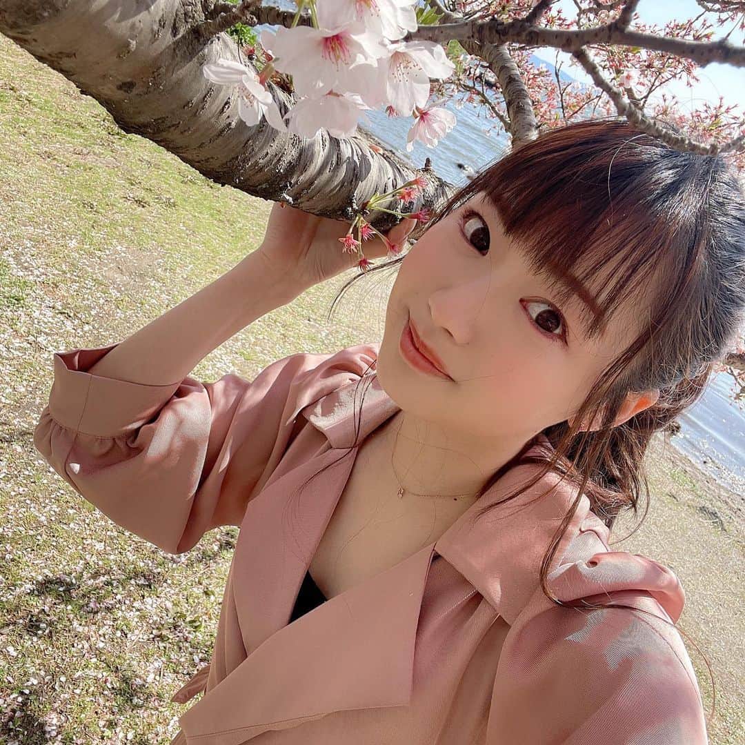 のインスタグラム：「桜と琵琶湖と由華ちゃん💓  　#琵琶湖　#桜　#cherryblossom #Spring #アイドル #iDOL #Instagram #instagramers #Japan #photo #春　#picture」