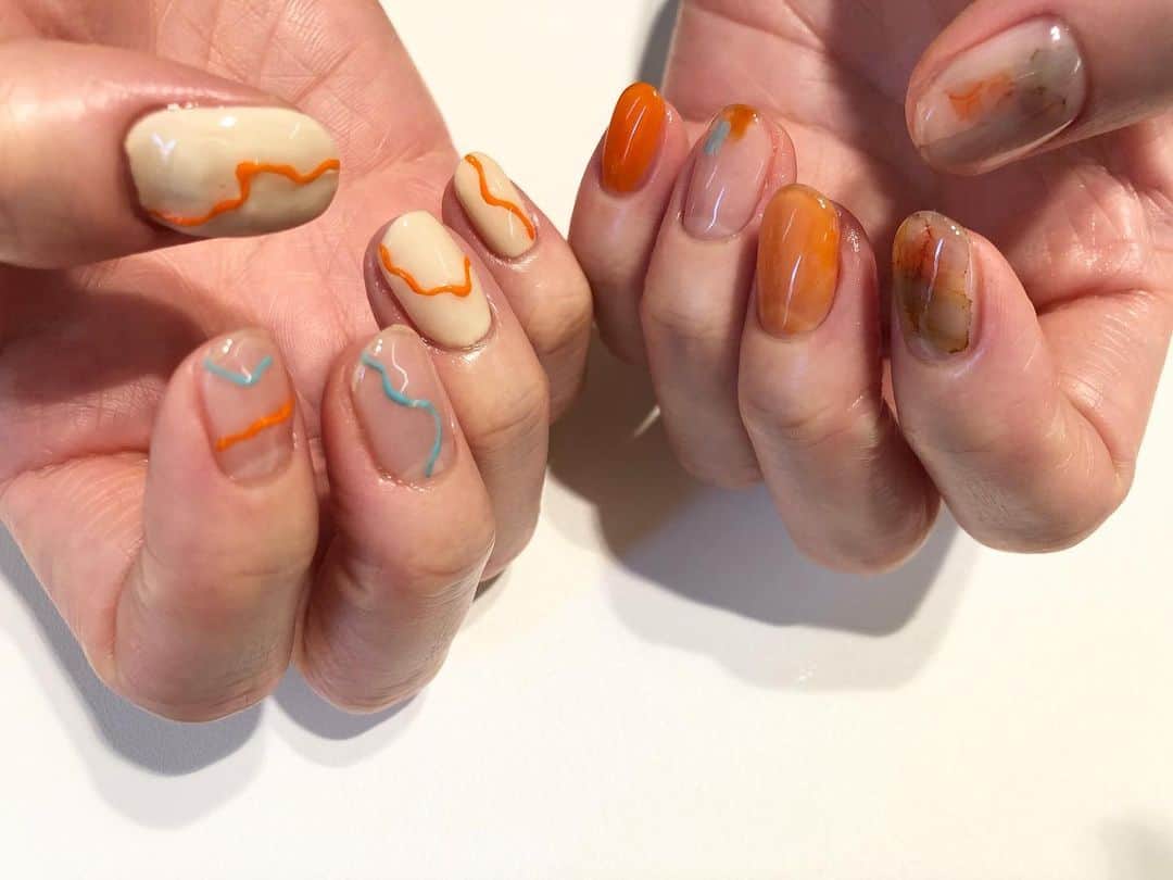 関根祥子のインスタグラム：「こちらも線。  線と滲みとオレンジと。。。🍊 好きがあふれてます。  プルンとプニュとグニュ。  #mojonail #nail」