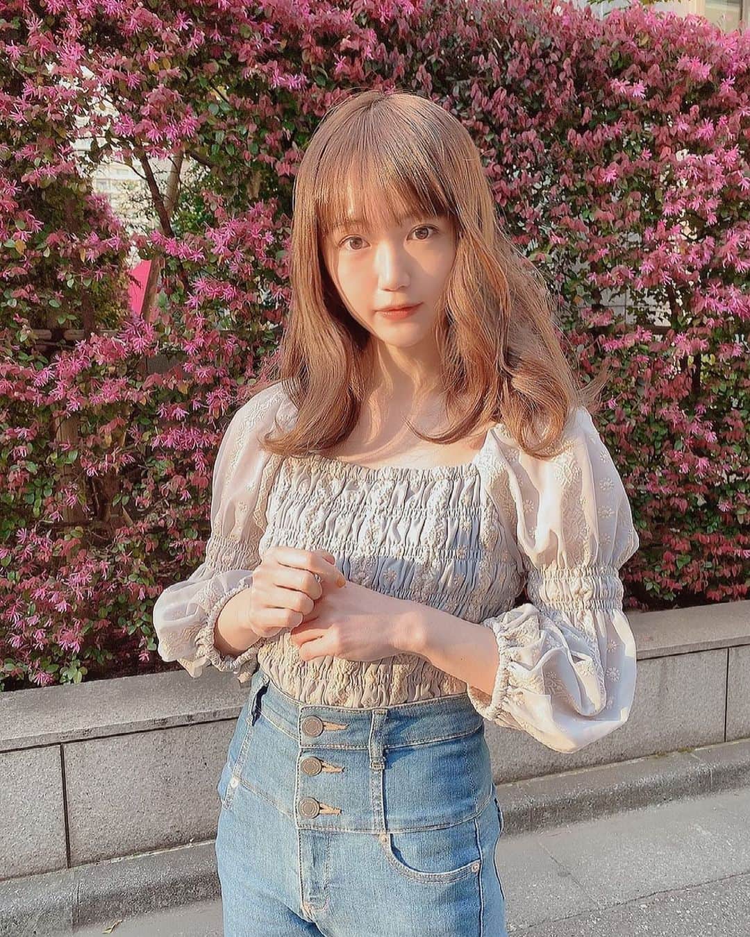 尾崎由香のインスタグラム：「#今日のゆか服  お仕事で大人っぽくな日💄✨  tops → #whoswhochico  denim→ #emoda  #コーデ　#コーディネート　#150cm #低身長コーデ　#ファッション　#ootd #春コーデ」