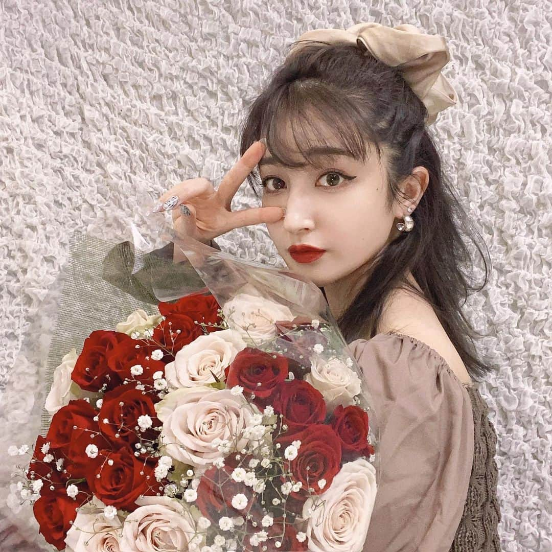 新希咲乃さんのインスタグラム写真 - (新希咲乃Instagram)「𓂃𓈒🥀✯  可愛い紅白の薔薇の花束を 誕生日プレゼントにもらったよ🧝🏼‍♀️ ちなみに、誕生日は4月20日です。(アピ) ちょっぴり早めのプレゼントで 本当に嬉しかったあああ´`*  お花ってもらうとやっぱり凄く嬉しいね。🌹」4月11日 18時59分 - niki_sakino