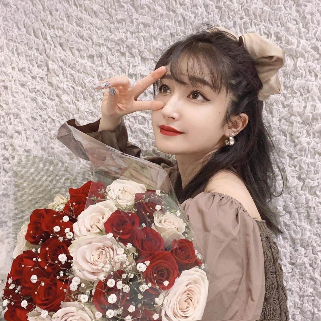 新希咲乃さんのインスタグラム写真 - (新希咲乃Instagram)「𓂃𓈒🥀✯  可愛い紅白の薔薇の花束を 誕生日プレゼントにもらったよ🧝🏼‍♀️ ちなみに、誕生日は4月20日です。(アピ) ちょっぴり早めのプレゼントで 本当に嬉しかったあああ´`*  お花ってもらうとやっぱり凄く嬉しいね。🌹」4月11日 18時59分 - niki_sakino