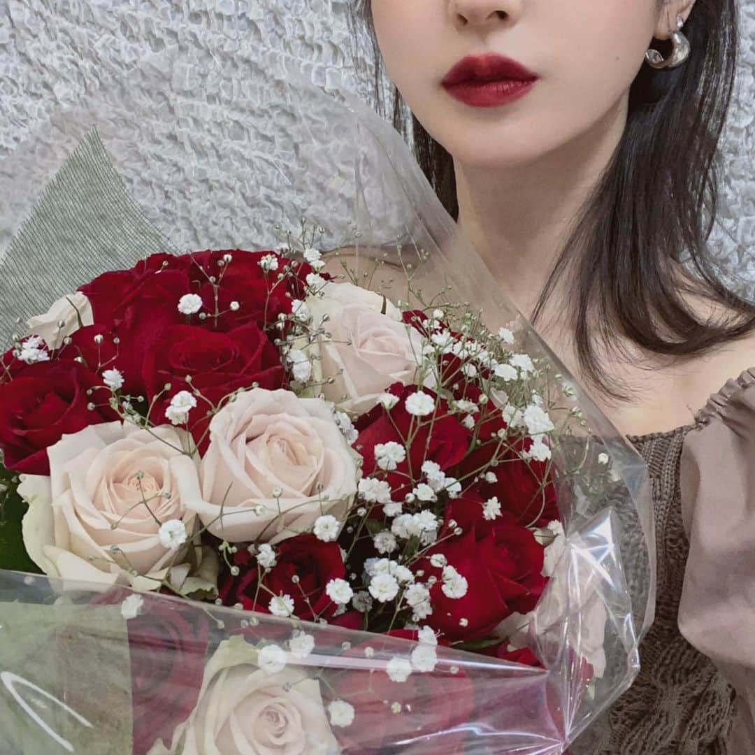 新希咲乃さんのインスタグラム写真 - (新希咲乃Instagram)「𓂃𓈒🥀✯  可愛い紅白の薔薇の花束を 誕生日プレゼントにもらったよ🧝🏼‍♀️ ちなみに、誕生日は4月20日です。(アピ) ちょっぴり早めのプレゼントで 本当に嬉しかったあああ´`*  お花ってもらうとやっぱり凄く嬉しいね。🌹」4月11日 18時59分 - niki_sakino