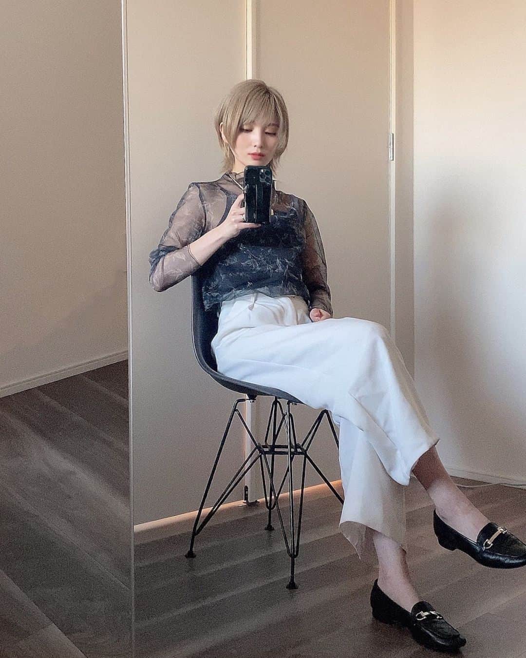 サキのインスタグラム：「. Ameri沼が深い パッド付きのキャミがセットになってて春夏に 起こりがちなこれに合うちょうどいいインナー持ってたっけ問題を事前に解決しておいてくれるところ好き🐑  Tops @amerivintage #amerivintage Bottoms @unitedarrows_official #unitedarrows Shoes @odetteeodile #odetteeodile  #シアートップス #シアーシャツ」