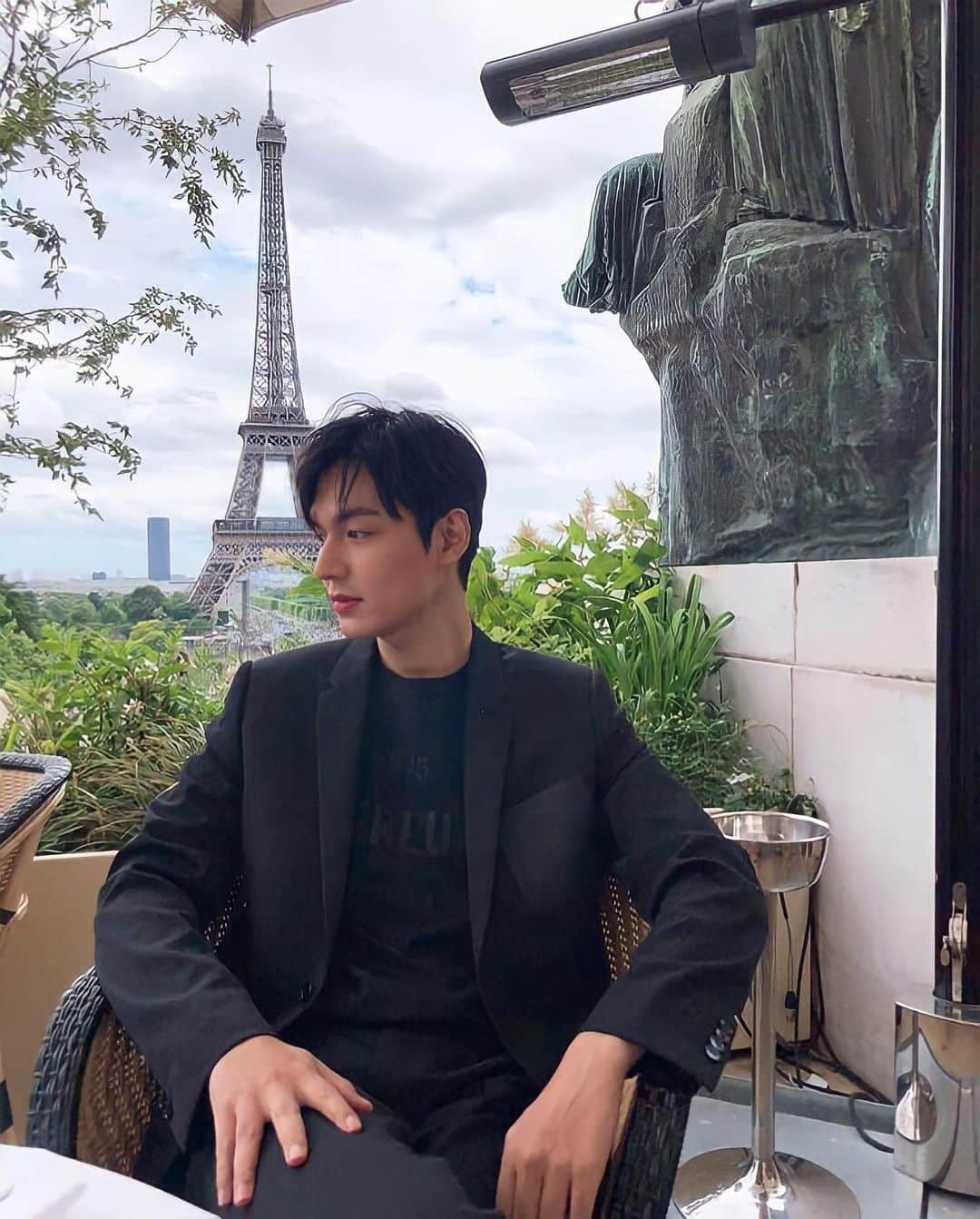 イ・ミンホさんのインスタグラム写真 - (イ・ミンホInstagram)「Which countries would you like to visit?🌏」4月11日 19時16分 - account.leeminho