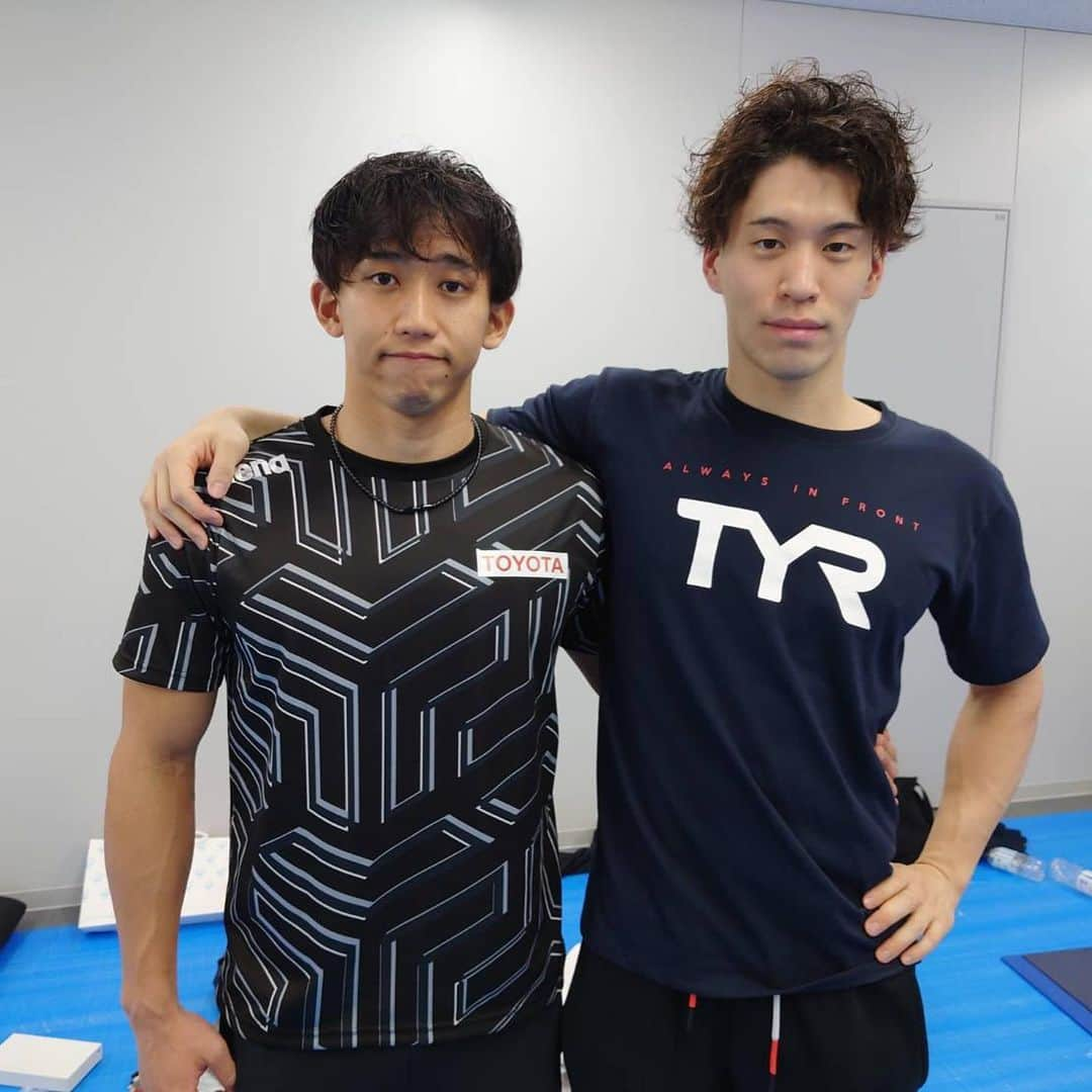 川本武史さんのインスタグラム写真 - (川本武史Instagram)「. 日本選手権 兼　東京オリンピック選考会 . . 50FLY 決勝 日本新　🇯🇵 100FLY 準決勝　日本新タイ 100FLY 決勝　2位🥈 派遣標準記録Ⅱ 突破 . . 無事、派遣標準記録を突破して2位以内に入ることができ、東京オリンピックのチケットを手に入れることができました。 . . 沢山の応援本当にありがとうございました。 . . 〜ここからは少し振り返り〜 . 水泳の場合この一度のレースでオリンピックに行けるか行けないか決まります。本当に残酷だと思います。正直、苦しかったです。努力が報われるかそうでないかはこの一瞬で決まるのです。 . . 所属のトヨタのスタッフ,従業員、中京のスタッフ,OB,OG、そして家族。応援してくれてる人が沢山いるからこそ、結果を残そう、ベストを出そう、代表になろう、色んなことを考えました。 . . でもそれは綺麗事なんじゃないか。なんのために水泳をしているのか。応援してくれる人のために？家族のために？コーチのために？友人のために？自分のためにやる。他人じゃなくて自分のために。 そう思わないと自分を保っていられなかったんです。多分自分1人の為だったらと考えると、楽になれたんだと思います。 . . 因みに余談ですが、室伏浩二さんがハンマーを投げていた理由は世界平和の為、だそうです。 . 本当にまだまだ自分はちっぽけで弱い人間だなと考えさせられます。 . オリンピックは失うものはなにもないので思い切ってレースをしてきます。 . もちろん充分過ぎるぐらいのトレーニングを積んで。 . 引き続き応援宜しくお願い致します。 #TOYOTA#ARENA#SWIMMING#OLYMPIC#TOKYO2020#TOKYO2021#4年に1度」4月11日 19時22分 - tks_0219