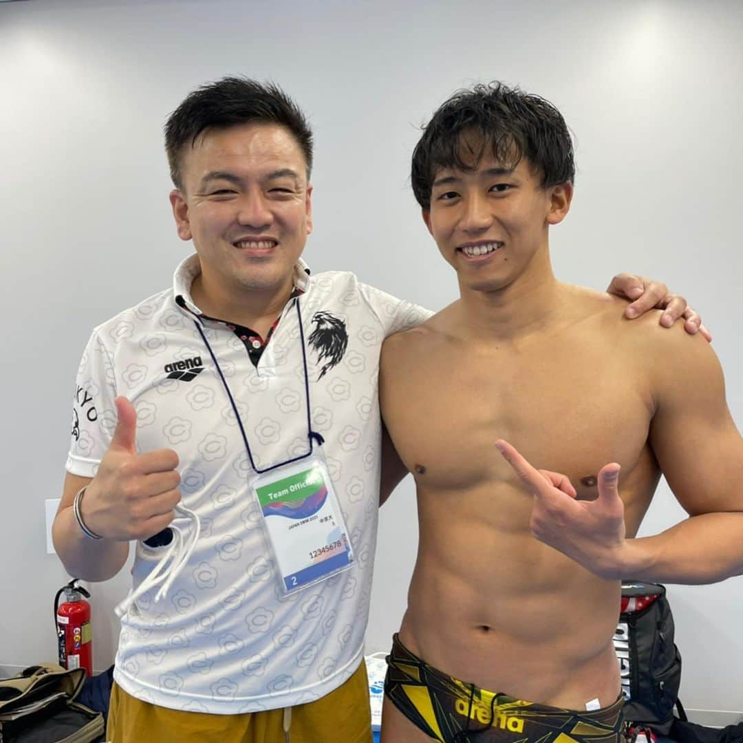 川本武史さんのインスタグラム写真 - (川本武史Instagram)「. 日本選手権 兼　東京オリンピック選考会 . . 50FLY 決勝 日本新　🇯🇵 100FLY 準決勝　日本新タイ 100FLY 決勝　2位🥈 派遣標準記録Ⅱ 突破 . . 無事、派遣標準記録を突破して2位以内に入ることができ、東京オリンピックのチケットを手に入れることができました。 . . 沢山の応援本当にありがとうございました。 . . 〜ここからは少し振り返り〜 . 水泳の場合この一度のレースでオリンピックに行けるか行けないか決まります。本当に残酷だと思います。正直、苦しかったです。努力が報われるかそうでないかはこの一瞬で決まるのです。 . . 所属のトヨタのスタッフ,従業員、中京のスタッフ,OB,OG、そして家族。応援してくれてる人が沢山いるからこそ、結果を残そう、ベストを出そう、代表になろう、色んなことを考えました。 . . でもそれは綺麗事なんじゃないか。なんのために水泳をしているのか。応援してくれる人のために？家族のために？コーチのために？友人のために？自分のためにやる。他人じゃなくて自分のために。 そう思わないと自分を保っていられなかったんです。多分自分1人の為だったらと考えると、楽になれたんだと思います。 . . 因みに余談ですが、室伏浩二さんがハンマーを投げていた理由は世界平和の為、だそうです。 . 本当にまだまだ自分はちっぽけで弱い人間だなと考えさせられます。 . オリンピックは失うものはなにもないので思い切ってレースをしてきます。 . もちろん充分過ぎるぐらいのトレーニングを積んで。 . 引き続き応援宜しくお願い致します。 #TOYOTA#ARENA#SWIMMING#OLYMPIC#TOKYO2020#TOKYO2021#4年に1度」4月11日 19時22分 - tks_0219