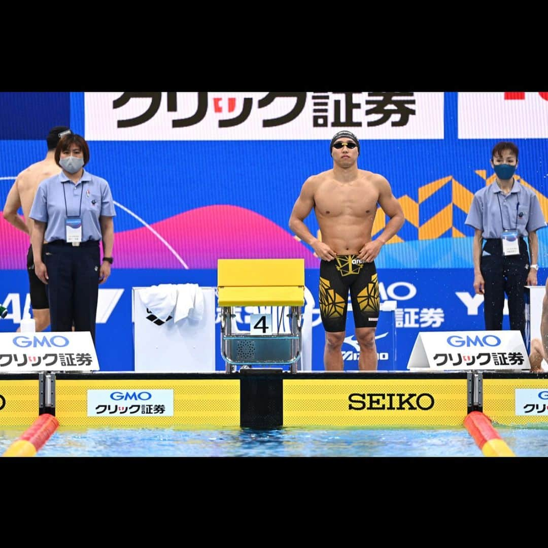 川本武史のインスタグラム：「. 日本選手権 兼　東京オリンピック選考会 . . 50FLY 決勝 日本新　🇯🇵 100FLY 準決勝　日本新タイ 100FLY 決勝　2位🥈 派遣標準記録Ⅱ 突破 . . 無事、派遣標準記録を突破して2位以内に入ることができ、東京オリンピックのチケットを手に入れることができました。 . . 沢山の応援本当にありがとうございました。 . . 〜ここからは少し振り返り〜 . 水泳の場合この一度のレースでオリンピックに行けるか行けないか決まります。本当に残酷だと思います。正直、苦しかったです。努力が報われるかそうでないかはこの一瞬で決まるのです。 . . 所属のトヨタのスタッフ,従業員、中京のスタッフ,OB,OG、そして家族。応援してくれてる人が沢山いるからこそ、結果を残そう、ベストを出そう、代表になろう、色んなことを考えました。 . . でもそれは綺麗事なんじゃないか。なんのために水泳をしているのか。応援してくれる人のために？家族のために？コーチのために？友人のために？自分のためにやる。他人じゃなくて自分のために。 そう思わないと自分を保っていられなかったんです。多分自分1人の為だったらと考えると、楽になれたんだと思います。 . . 因みに余談ですが、室伏浩二さんがハンマーを投げていた理由は世界平和の為、だそうです。 . 本当にまだまだ自分はちっぽけで弱い人間だなと考えさせられます。 . オリンピックは失うものはなにもないので思い切ってレースをしてきます。 . もちろん充分過ぎるぐらいのトレーニングを積んで。 . 引き続き応援宜しくお願い致します。 #TOYOTA#ARENA#SWIMMING#OLYMPIC#TOKYO2020#TOKYO2021#4年に1度」