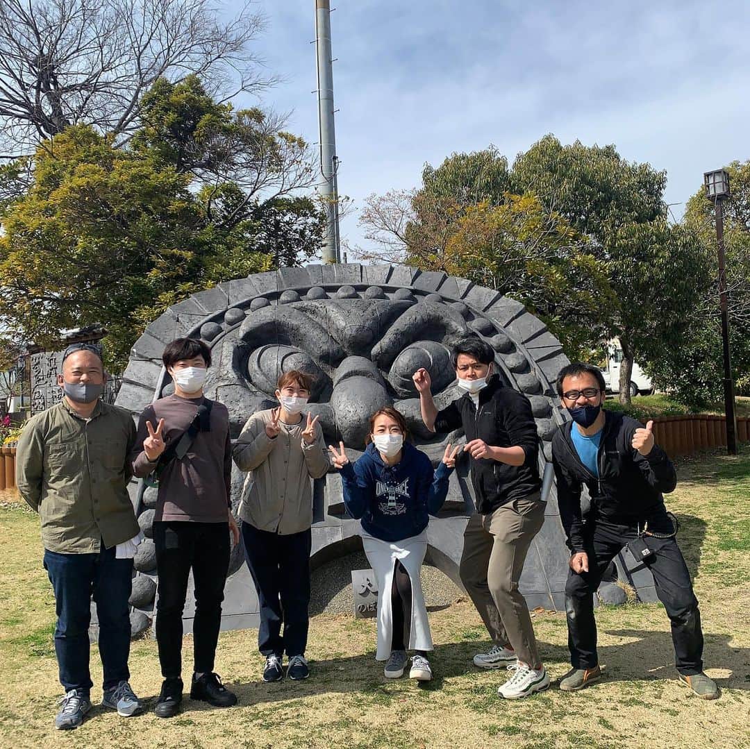 のインスタグラム：「鬼瓦♥ ほんわかテレビのロケはディレクターさんが何人もいて色んなロケをしてるので同じDに会うのは2、3ヵ月に1回会うか会わないかなんです(^^)技術さんも毎回違うし、ADさんは何人かのディレクターさんに付いてるから1番会うかな？ ONAIRとしては数分ですが、その裏側には沢山の努力やチームワーク必須♪ たまにはみんなで写真を撮るのもありですね(^^)/ 関西の番組でこれに出られたら凄い！って事務所に言われてた番組の1つが｢大阪ほんわかテレビ｣です♪ 気付けば7年は出させていただいてます♪だからたまには自慢しとこ！  #大阪ほんわかテレビ #毎週金曜19時  #読売テレビ #ytv  #彼方茜香」