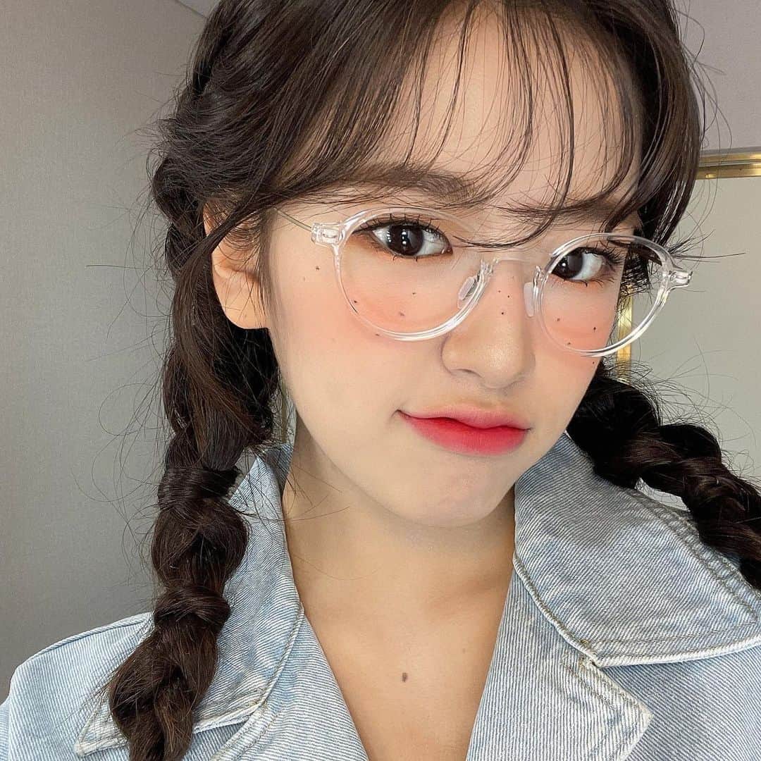のインスタグラム：「[#OMYIZ] 아무나 소화할 수 없다는 청청 레트로걸로 변신한 우리지니💙 말로 다 설명할 수 없어서 위즈원의 하루에 지니 셀카를 수놓고 갑니다...✨ 이번 주 #인기가요 도 울댕댕 진행력+아름다움에 퍼펙트 클리어🥳 오늘 이 온도, 습도, 조명...다 댕댕이를 위한 거야.  #IZONE #아이즈원 #アイズワン」