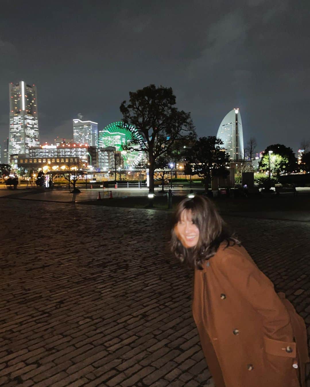 岡崎紗絵さんのインスタグラム写真 - (岡崎紗絵Instagram)「お久しぶり投稿になってしまった、、 毎日撮影しております。  綺麗だった横浜の夜景と共に🌉 この写真結構前の。 コート着てるもんね笑  #横浜　#夜景綺麗　#写真が全然ないぞー笑」4月11日 19時55分 - sae_okazaki