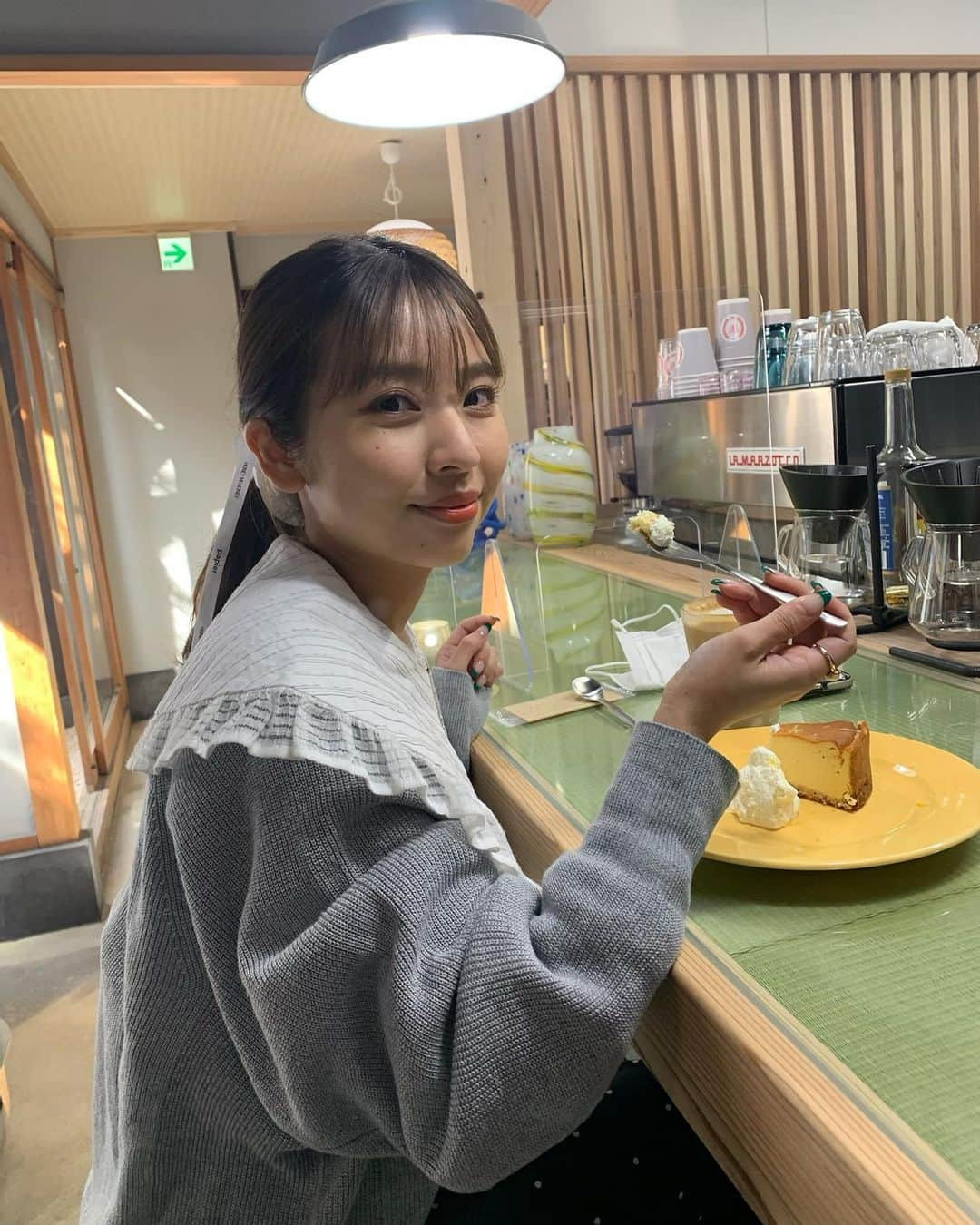 山尾梨奈さんのインスタグラム写真 - (山尾梨奈Instagram)「〻 レモンの味がしたチーズケーキ🍋 しっとりとさっぱりで食べやすかったです. . パネルに映っているのは誰でしょう…🤫. . . #kyoto #京都カフェ #京都御所カフェ #推し京都 #house #ciater #houseciatrekyoto #honeymihoney #lacoste #code #147cm #147cmコーデ #低身長コーデ #携帯式コーデ #チーズケーキ #レモンチーズケーキ」4月11日 19時57分 - yamarina_1210