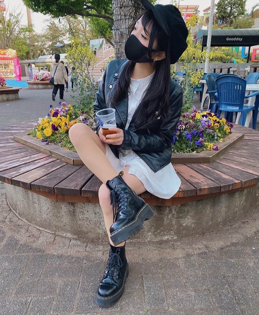 南梨央奈のインスタグラム：「初めてのバンジージャンプを終え酒を飲みながら悟りを開きしんみりしているAV女優 #AV女優 #よみうりランド #マーチン」