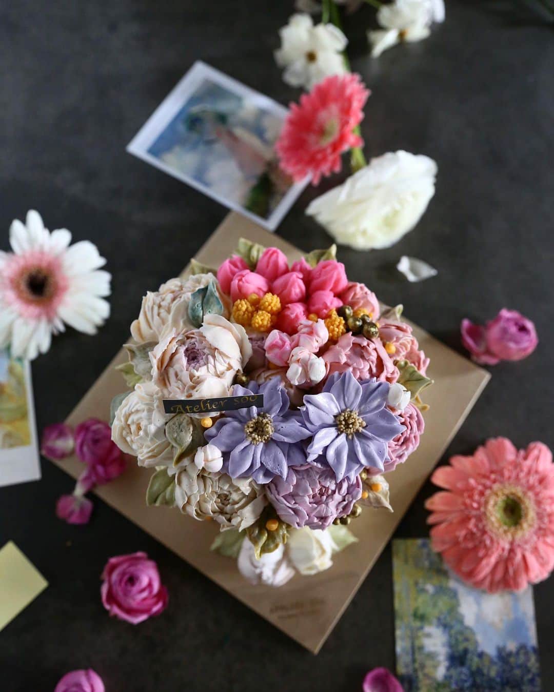 청담 수케이크 (atelier soo)のインスタグラム：「ㅡ 일요일이주는여유 몰입은곧힐링이네🎀 advanced class ㅡ #flower #cake #flowercake #partycake #birthday #bouquet #buttercream #baking #wilton #weddingcake #cupcake ㅡ www.soocake.com vkscl_energy@naver.com」