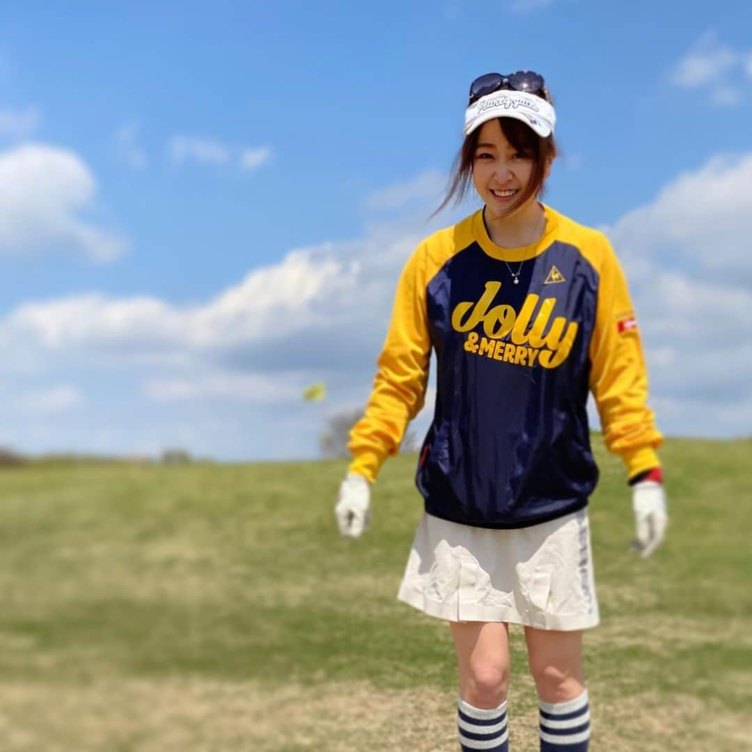 中冨杏子さんのインスタグラム写真 - (中冨杏子Instagram)「.*･ﾟ　.ﾟ･*.⛳️.*･ﾟ　.ﾟ･*. . ｢ナイスちょっとー｣ . 久しぶりにゴルフに⛳️ . お天気も良く スコアも久しぶりに良く(？) 楽しかったです。 . 今日は チアガール を意識した コーディネートで☺️ 不意打ちで撮ってもらいました¨̮ ¨̮ ¨̮  . #ゴルフ #ゴルフ女子 #golfgirl  #スポーツ #ルコック #ルコックゴルフ #ゴルフウェア  #おしゃれゴルファーと繋がりたい  #チアガール #映え #河川敷ゴルフ #不意打ちショット」4月11日 20時11分 - anko_nakatomi