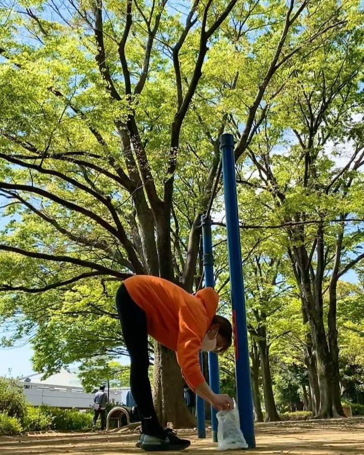 岡部紗季子のインスタグラム：「“ 🌳 #gymnastics #streetworkout #nikeacg #nike #2XU #nature #体操 #ストリートワークアウト #ナイキ #🍊 #✔︎ . . . パーソナル後にトレーニング！ . 先週の手の怪我がまだ治ってないので、 鉄棒の感覚だけ確認練習！🤔🤔 休むことも大事だけど、 完全に休まず、 そのコンディションでできること探すのも大事！！ 感覚はやった分だけしかつかめないから、 感覚研ぎ澄ましたもの勝ち！😏👍🏽 . . 今日のトレーニングは、 スイングからの逆上がり！ 車輪の前段階の練習！ . 基本があれば なんでも繋がる！！」