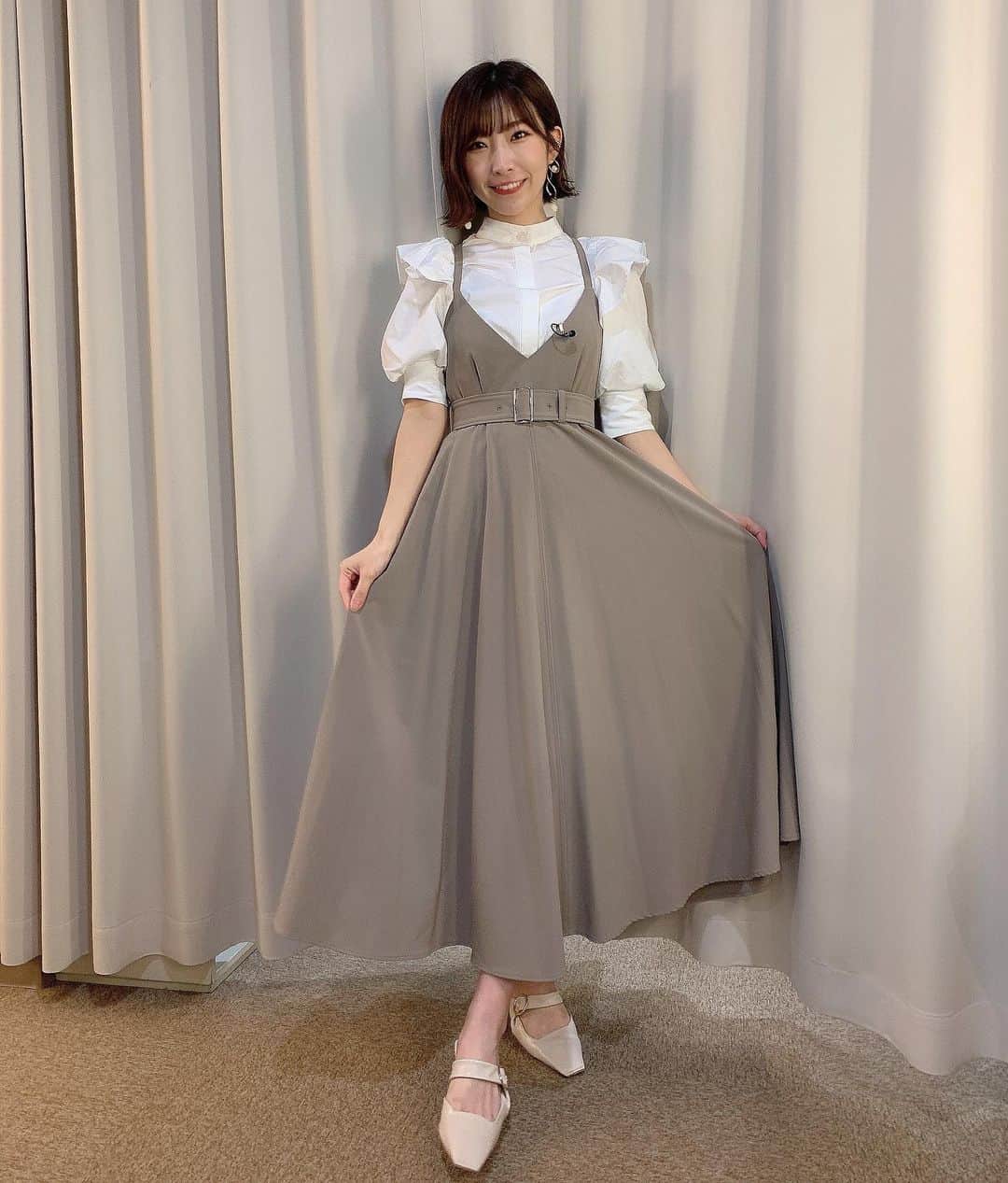 岩佐美咲のインスタグラム：「正直に申しましてマネキン買いです！！　　　　　　　　　　　 全然マネキン買いしちゃう派の人間です🧑　　　　　　　　　　　　　 　　　　　　　　　　　　　　　　　　 #スナイデル #ランダ #コーデ #私服 #ファッション #ワンピース #ブラウス #春服 #パンプス #ボブ #ショートボブ #ミニボブ #ショートヘア #巻き髪 #ボブアレンジ #snidel #randa #ootd #fashion #onepiece #hair」