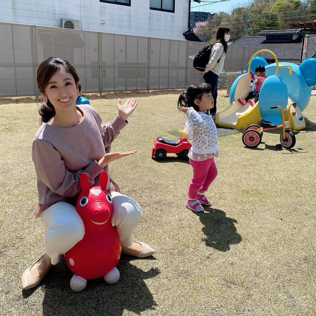 広島ホームテレビ「HOME NEXT neo」さんのインスタグラム写真 - (広島ホームテレビ「HOME NEXT neo」Instagram)「小嶋です😊  今回は熊野町へ…🖌✨ 子育て家庭に寄り添う地域の見守り拠点・ネウボラを取材しました👶🌸  子供たちの笑い声が響く穏やかな時間でしたよ〜🐣🍀子供が喜ぶオモチャもたくさん置かれていて、外の遊具も可愛いものばかり😍💕💕🐘  …と、ん！？✨ かつて地元の小児科に置かれていて、小児科に行く度によく遊んでいたロディを発見ー！！🤭✨  あまりに懐かしく、ついまたがってしまいました🤣当時遊んでいたのは、赤ではなくオレンジだったような…🤣🤣  📺ひろしま県民テレビ📺 きょう　4月11日（日）20:56〜🌸  #広島ホームテレビ #アナウンサー #小嶋沙耶香 #ひろしま県民テレビ #ネウボラ #妊娠中から切れ目なく相談できる場所 #広島子育て #ロディ #オレンジの遊具可愛いけど使い方わからず…」4月11日 20時33分 - home.announcers