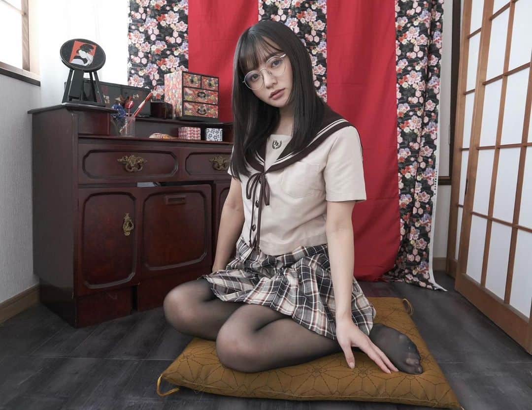 のインスタグラム：「フェチ感強め。  #制服#セーラー服#黒ストッキング#黒スト#メガネ女子」