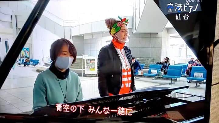 Metisのインスタグラム：「TVつけたらでとったよ！と、笑　 こないだのNHKの放送お友達に送ってもらったんだけど、再放送したみたい メティも初めて今1分だけ観れました👍笑 こんな感じで放送されたんじゃね  Metis   #伝え続けるのも楽じゃ無いぜぃ！ #見れなかった方はYouTubeのメティチャンネルで #music #仙台空港　#ローラ　#東日本大震災 #ピアノ　#NHK #空港ピアノ　#被災地 #TVshow #metis #音楽の力　#太陽みんなを照らせ」