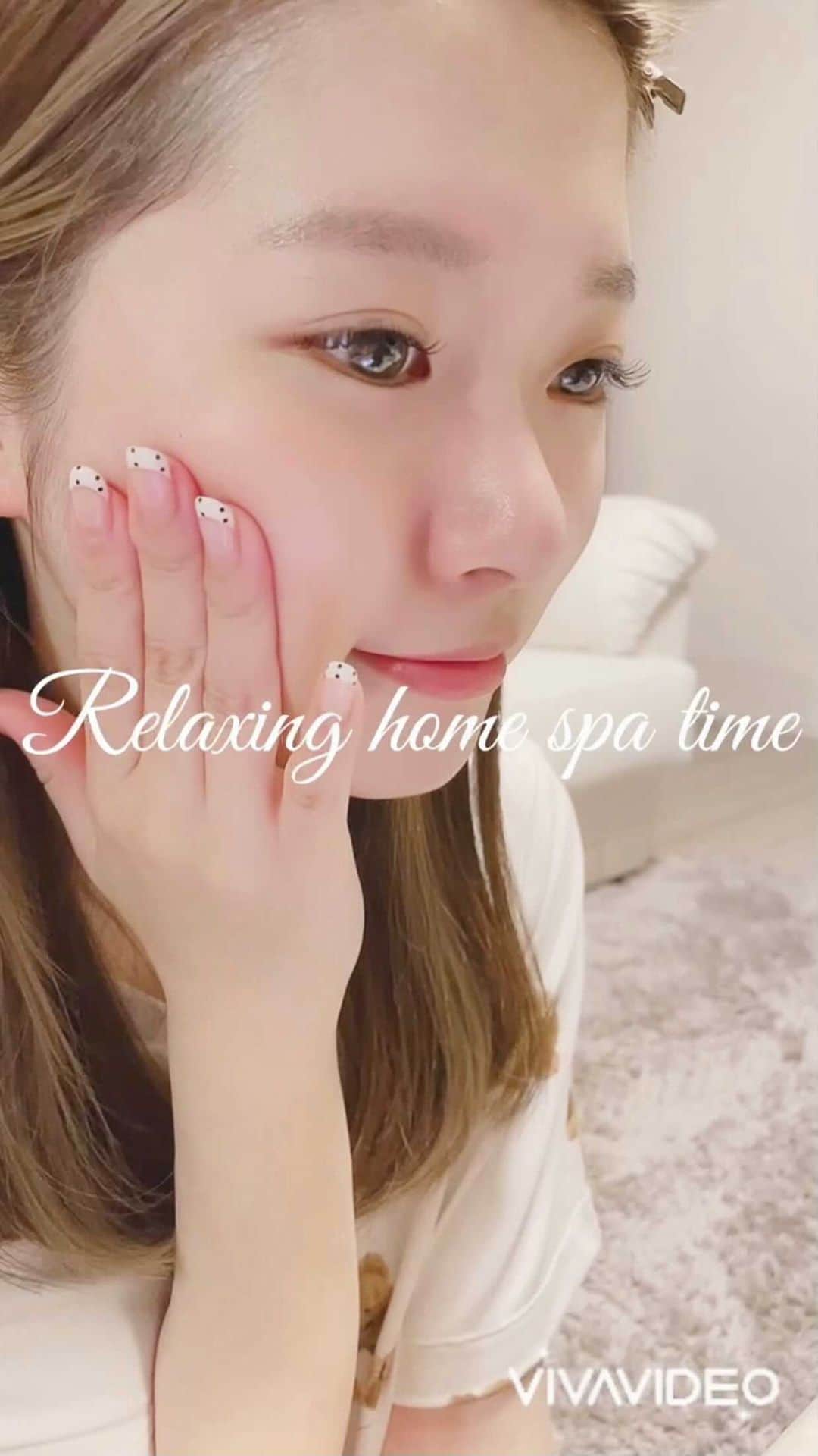 のインスタグラム：「． 私のスペシャルリラックスタイムをご紹介♡"  大好きなホットティーと大好きなクッキー🫖 この時間が大好きなんやけど 寝かしつけと同時に寝落ちすることが多くて、 週に１、２回のスペシャルケアです𓂃  ・ヘアケア　モロッカンオイル(数年以上愛用) 濡れた髪か乾いた髪につけて馴染ませてます◌  ・お肌ケア　@foreo_jp のUFO (前回、モーニングルーティンでもご紹介済み) 今回は夜用の「Call It a Night」専用パック じんわり暖かいUFOを 使うと顔も心もリラックスできてエステ気分🧖🏻‍♀️ 専用パックの成分もしっかりと肌に浸透します！ アプリの音声ガイドが エステのお姉さんみたいで癒される◎ パックの中に余った美容液も欠かさず使い切るよ🤣  https://foreo.se/xf1l  ・浮腫みケア　Refa 鎖骨からフェイスライン全体をマッサージ！  ・まつ毛ケア　サロン購入 塗りやすいチップタイプのもので 今は、まつ毛を伸ばすよりも強くしてます𓈒𓏸𓐍 まつ育頑張って自まつ毛デビュー目指してます🌸  こうやって息子が寝た後に短い時間でも リラックスできるようにスペシャルケアしてます👦🏻  皆さん、今日もお疲れ様でした🥺🙏🏻❤️  #ナイトルーティン #美顔器 #毛穴ケア #保湿ケア #美肌ケア #乾燥肌ケア #ツヤ肌 #セルフケア #foreoufo @foreo_jp #PR」