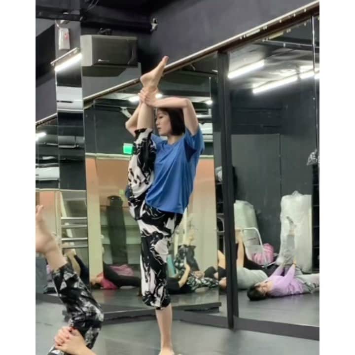 煌月爽矢のインスタグラム：「.﻿ .﻿ 我現在教台灣人跳舞〜﻿ ﻿ 第一次上傳舞蹈課的樣子！﻿ ﻿ 哈哈哈﻿ 當然需要用中文教﻿ 我會努力的﻿ ﻿ ﻿ ﻿ #台湾﻿ #台湾生活﻿ #台湾留学﻿ #せーのとか言って日本語使ってるし﻿ #超久しぶりに踊ってる…」