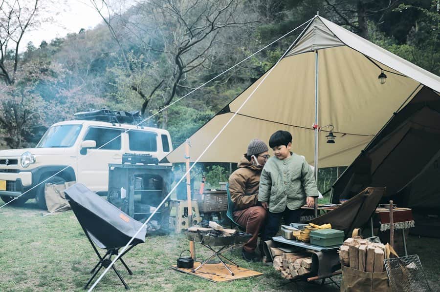 きなこのインスタグラム：「広々芝生で水回りも綺麗な"ハイマート佐仲"でキャンプ🏕 2度目のトリアングロ。工程が少ないので慣れるとツールームより簡単ならしく、夫が1人でささっと設営してくれました👀 今回も夜は2℃くらいの極寒だったけれど、ようやく導入したポータブル電源のおかげで電気毛布が使えて暖かく過ごせました。上にスマホを乗せるだけでワイヤレス充電もできて便利。防災グッズとしても活躍してくれそうです🙌  今回のキャンプごはん、夜は無印のバターチキンカレーが作れるキット（鶏肉を焼いて煮込むだけ♩）とナンミックスを使ってカレーディナーに。鉄板で焼いたナンも、メスティンで炊いたごはんも美味しかった♡ 朝はホットサンドメーカーでチルドの肉まんを焼いてカリカリに。これまた美味しい。お昼は息子のリクエストで焼きそばでした😋  ▶︎我が家のキャンプ道具、roomでまとめてます☺︎ → @kinako_710」