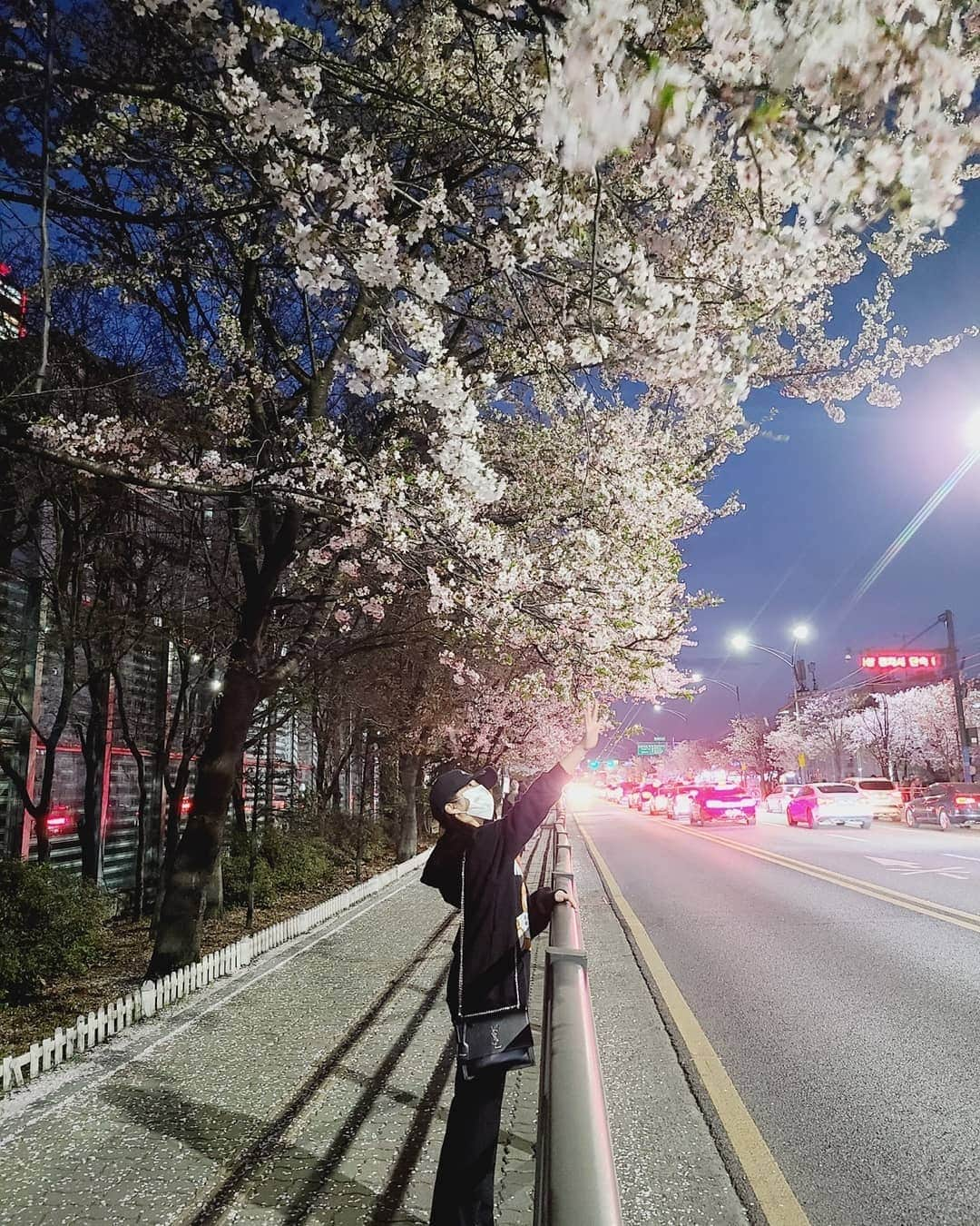 IZ*ONEさんのインスタグラム写真 - (IZ*ONEInstagram)「벛꽃 내년에 또 보자~☺️🌸  今はもう散っちゃったけど、また来年会おうね〜☺️🌸  #나코 #なこ #矢吹奈子 #IZONE #아이즈원 #アイズワン」4月11日 21時14分 - official_izone