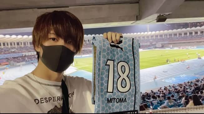 太我のインスタグラム：「今週のハイライト  弟がお家に泊まりに来てそのまま川崎フロンターレの試合に初参戦。  兄弟でフロンターレ大好きだったから最高だった😳  そして渋谷タワレコにノンラビの看板が！！  嬉しすぎる㊗️  他にも楽しいこと沢山な今週でした🍙  #川崎フロンターレ #三笘薫 #等々力陸上競技場  #ノンラビ #渋谷 #タワレコ」