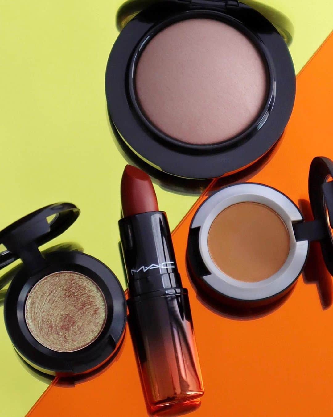 M∙A∙C Cosmetics Japanのインスタグラム：「ひとぬりで、ぷるんとラブリーな唇へ！ 🆕ラブ ミー リップスティックから、 オレンジレッドのマラケシュ ミー レイターに合わせたメイクルックご紹介🌸✨ ㅤ 《使用製品》 ＊LIPS ☑︎ラブ ミー リップスティック マラケシュ ミー レイター ＊EYES ☑︎パウダー キス アイシャドウ ディーズ バッグス アー デザイナー  ☑︎ダズルシャドウ アイ ライク 2 ウォッチ ＊BLUSH ☑︎M·A·C ミネラライズ ブラッシュ コスミック フォース ㅤㅤ Shot by M·A·C EVENT ARTIST Hatsuo Arisaka @hatsuo_mua ㅤ #MACLOVEME #MACラブミー #オレンジメイク #オレンジリップ」
