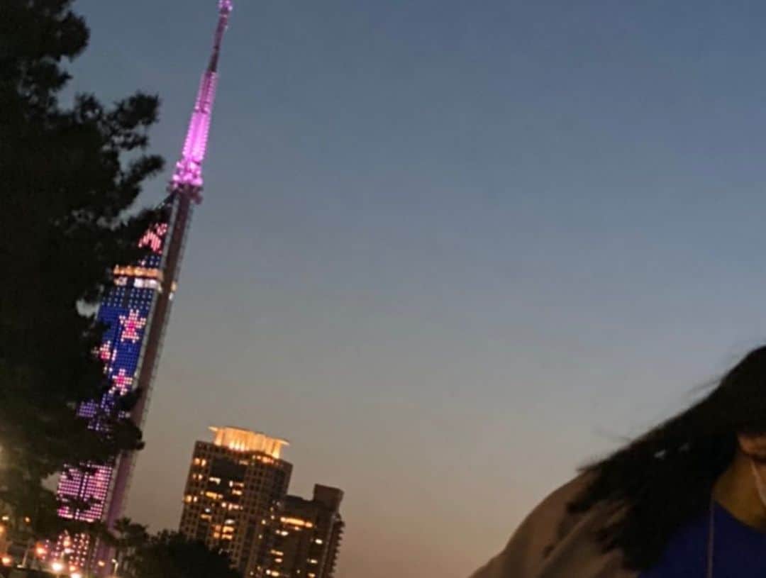 豊永阿紀さんのインスタグラム写真 - (豊永阿紀Instagram)「劇場のすぐ近くでこんな空が見られるの知らなかった〜。 タワーにはまだ桜がありました🌸」4月11日 21時29分 - aki_t_official