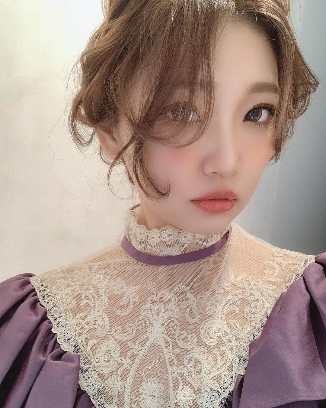 いっちゃん/嶋津 いつみのインスタグラム：「. . 私のカカオトークのトプ画これ💜w . . . . 今日はダラダラ過ごしてもーたけど 気合い入れて スーパー行って作り置きおかず 作りまくった🙆‍♀️💓 . . . . ダイエットのために 友達との外食以外は出来るだけ 自炊するようにしてる🥳✨ . . . 料理するイメージないって よく言われるけど 実は子供の頃から必要に迫られて 母親に仕込まれたおかげで わりと好き🤡🤍🤍🤍 . . .  #いっちゃん  #フリーモデル  #いっちゃんコーデ #ブライダルモデル #アレンジモデル #ヘアカラー  #ヘアアレンジ #くしゃ顔  #フリーモデル  #ドレスモデル #ダイエット  #치맥  #좋아요환영 #소통환영 #팔로우환영  #팔로미 #인친환영 #친구해요 #셀카  #셀피」