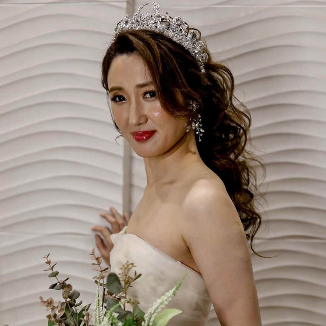Tomoyo Kitamuraさんのインスタグラム写真 - (Tomoyo KitamuraInstagram)「先日の花嫁様♡ ナイトフォトはハーフポニーに  💒前撮り 出張ブライダルヘアメイクご予約可能日 4月以降🈳あります。 4月24,25,29日 5月2,5日 6月以降もお問い合わせ下さいませ♡ 全国出張も可能です。 メニュー料金表はホームページにございます。 お気軽にお問い合わせくださいませ♡ ブライダル→ @blanche_bride  サロン→ @blanche_ginza   #フォトウェディング　 #結婚式 #外注ヘアメイク #2021夏婚  #ホテル婚 #プレ花嫁 #パレス花嫁」4月11日 21時44分 - tmy_o3.pugmi