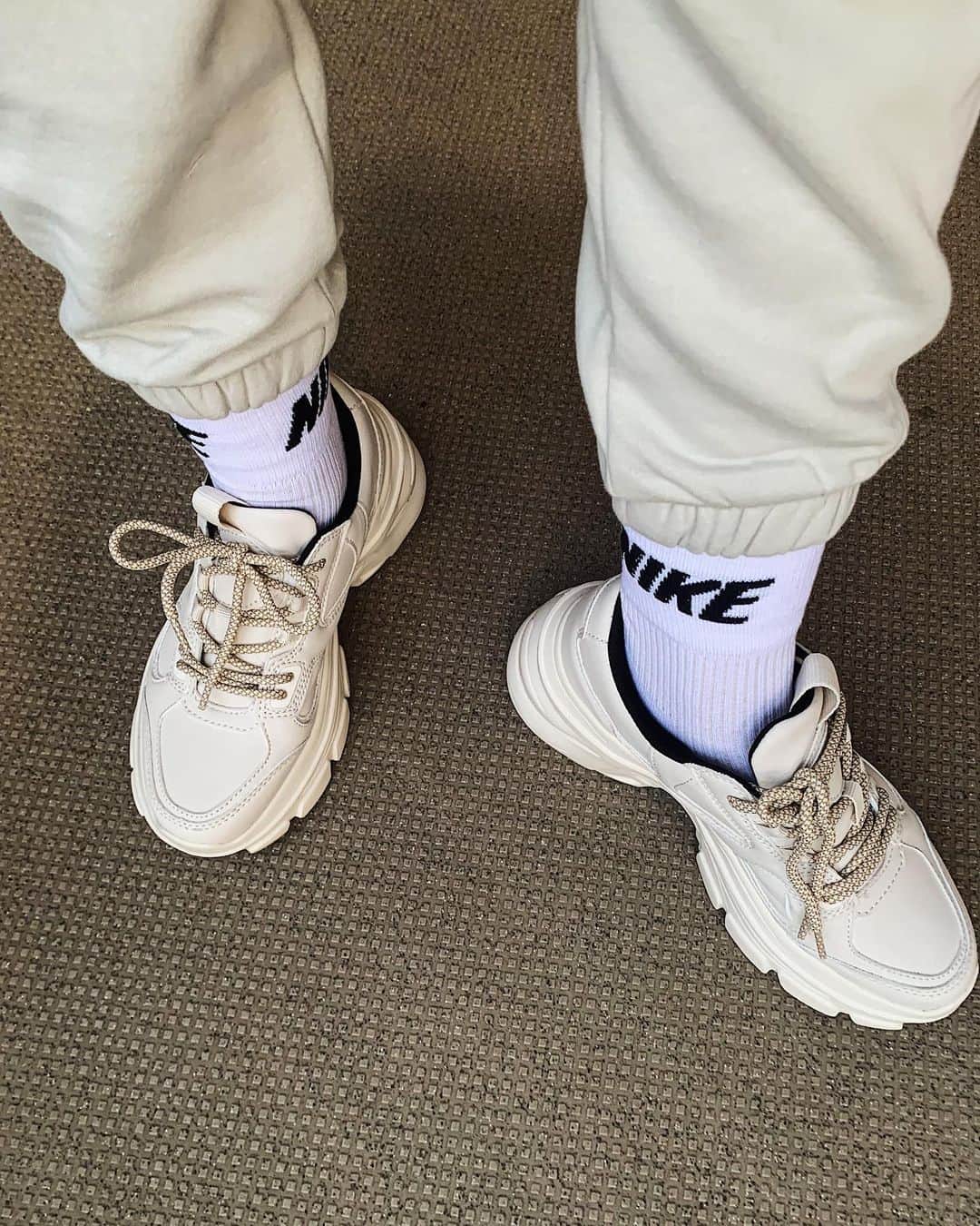 日下裕江のインスタグラム：「NIKE  このsocks reversibleなん♡  裏がNIKEロゴ✴︎✳︎＊  気分で味わえる♪  お散歩は ラフな格好が楽ちん❀.*･ﾟ  #nike #nikesocks  #reversible #zara」